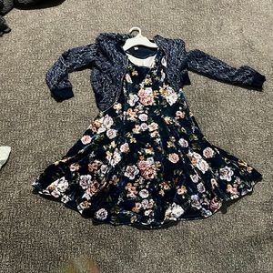 This is a set, both pieces are in good condition